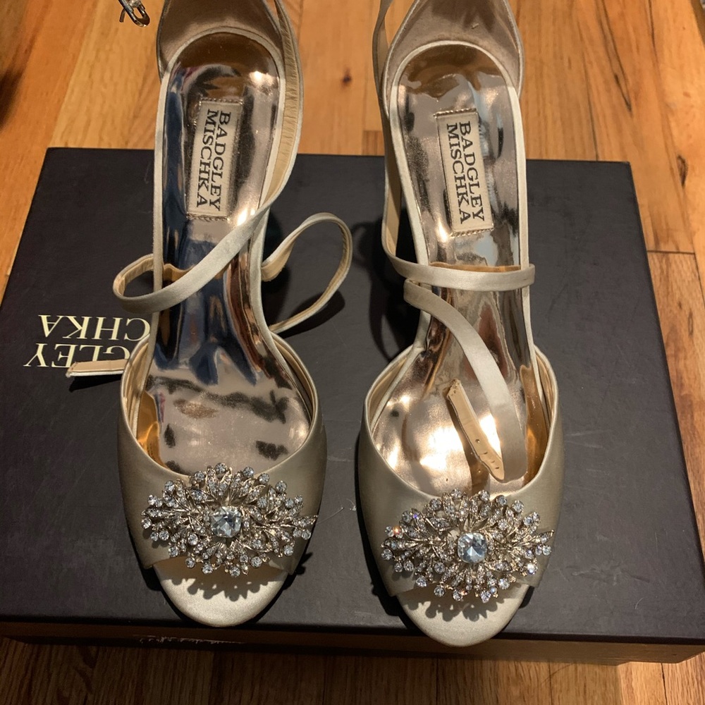 Badgley Mischka Abigail wedge sandals. Size 7